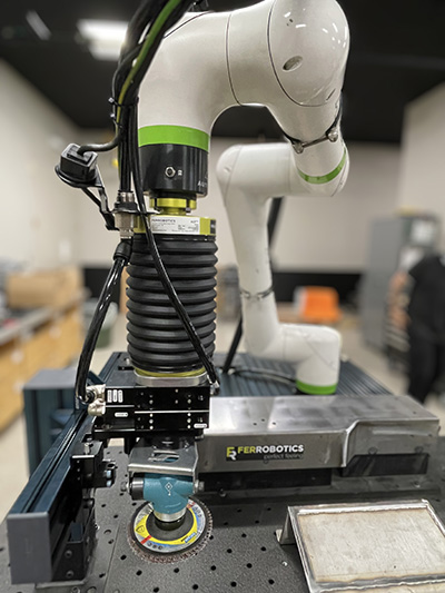 Robot à bras d'outil